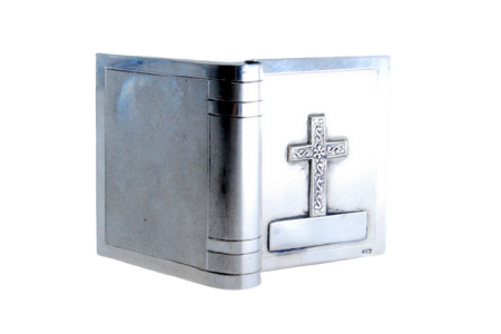 Caixa de comprimidos em prata em forma de livro de orações com interior dourado e tampa basculante.